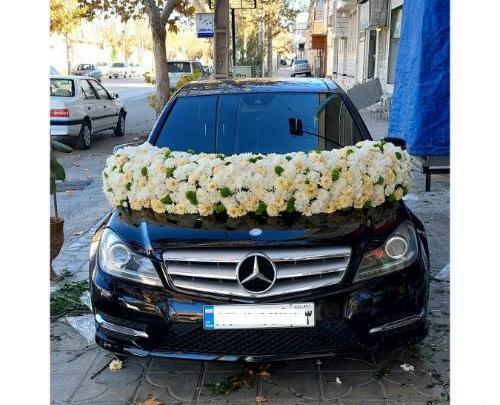 عکس دسته گل روی داشبورد ماشین