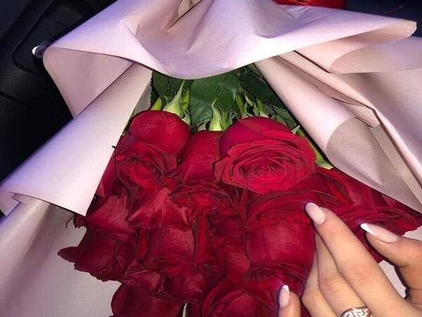 عکس دسته گل روی داشبورد ماشین
