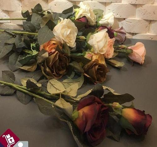 عکس دسته گل روی داشبورد ماشین