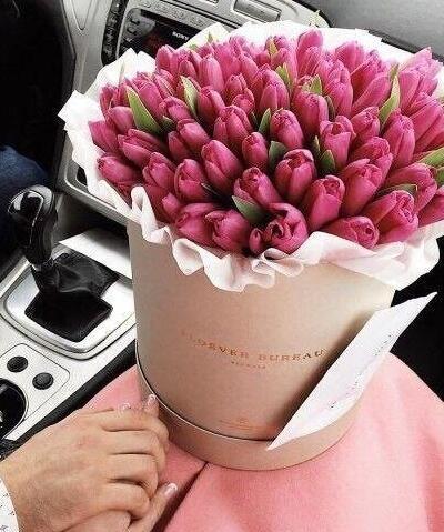 عکس دسته گل روی داشبورد ماشین