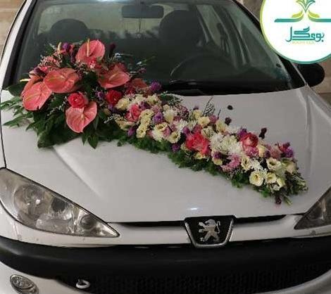 عکس دسته گل روی داشبورد ماشین