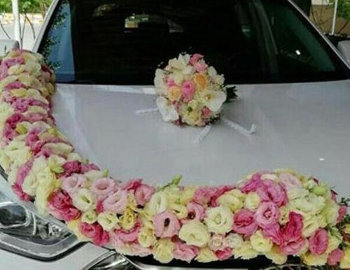 عکس دسته گل روی داشبورد ماشین