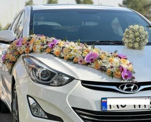 عکس دسته گل روی داشبورد ماشین