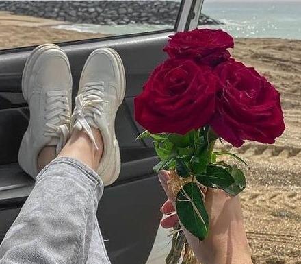 عکس دسته گل روی داشبورد ماشین