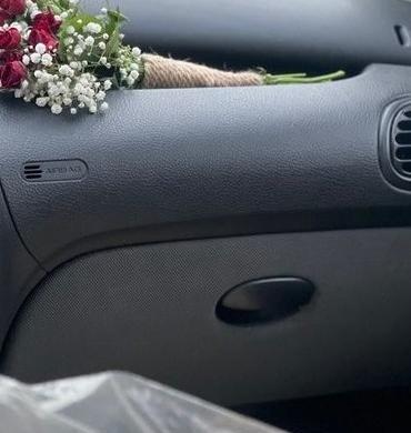 عکس دسته گل روی داشبورد ماشین