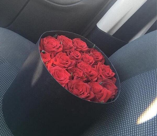 عکس دسته گل رز تو ماشین