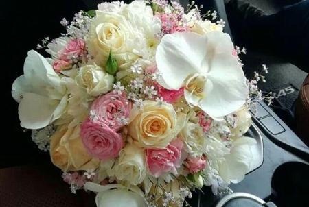 عکس دسته گل رز تو ماشین
