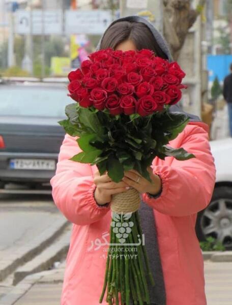 عکس دسته گل رز تو ماشین