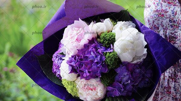عکس دسته گل بنفش و سفید
