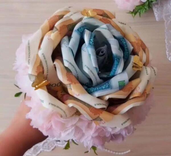 دانلود عکس دسته گل با پول