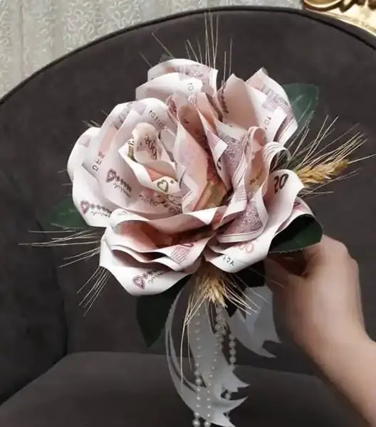 عکس دسته گل کوچک با پول