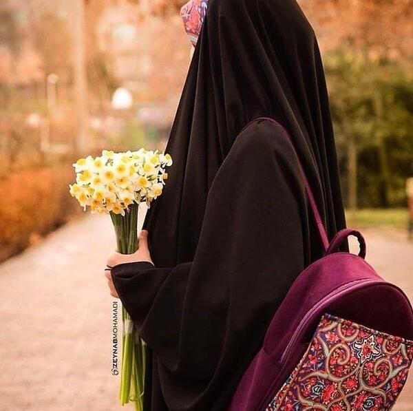 عکس گل دست دختر با حجاب