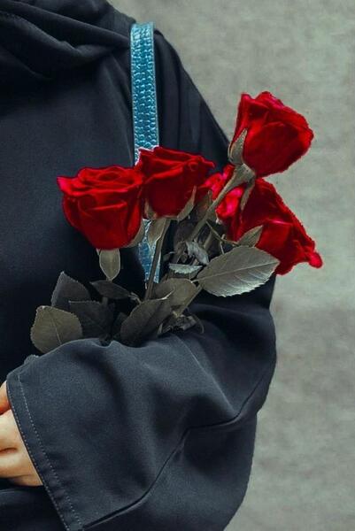 عکس دختر با حجاب با گل