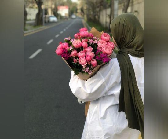 عکس دختر با حجاب با گل