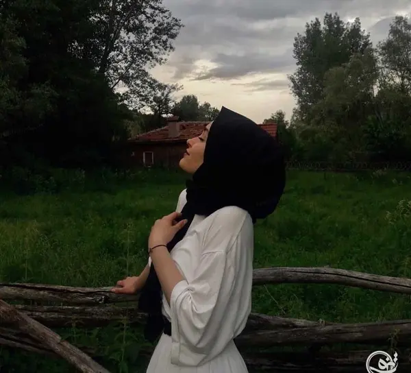 عکس دختر باحجاب با دسته گل