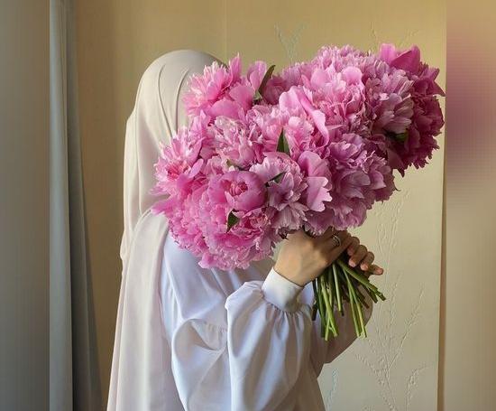 عکس دختر باحجاب با دسته گل