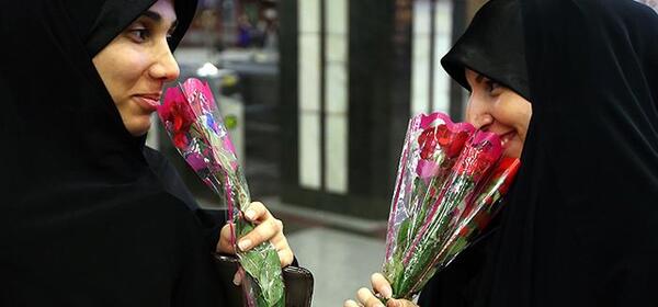 عکس دختر باحجاب با دسته گل