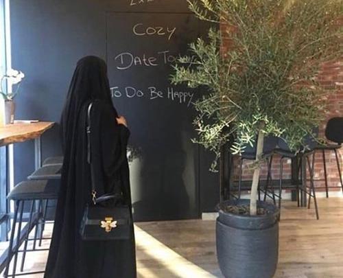 عکس دختر باحجاب چادری از پشت سر