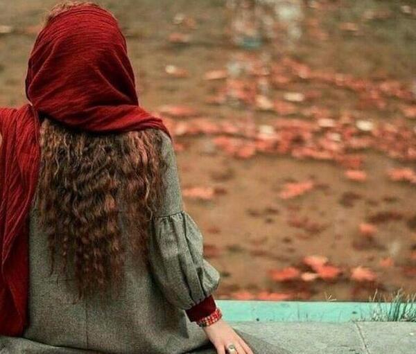 عکس دختر تنها با نوشته غمگین