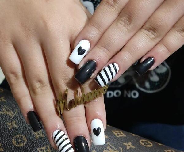 عکس ناخن کاشت دخترانه سفید مشکی