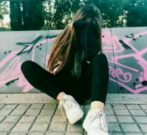 عکس دختر مشکی پوش غمگین