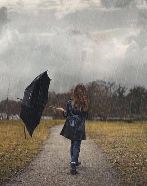 عکس پروفایل دختر غمگین زیر باران
