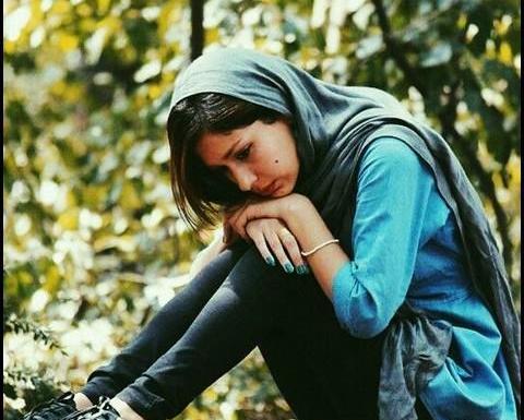 عکس پروفایل دختر غمگین نشسته