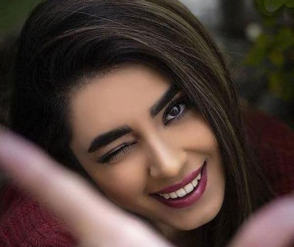 ژست عکس سلفی دخترانه با کلاه