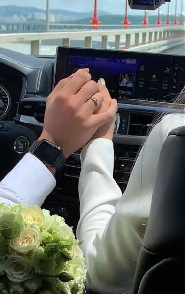 عکس دونفره با گل رز