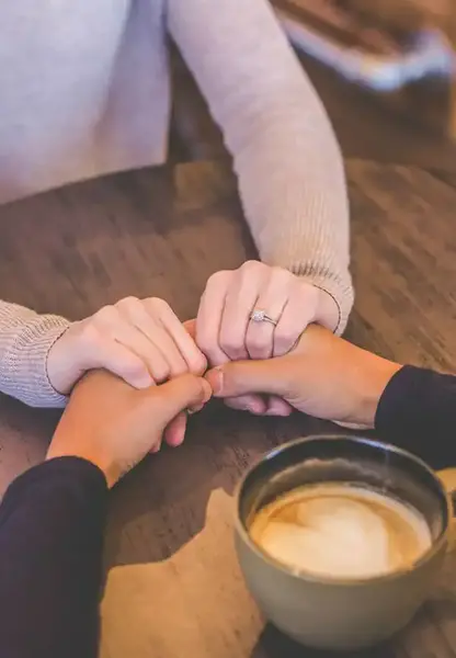 عکس دونفره عاشقانه در کافه