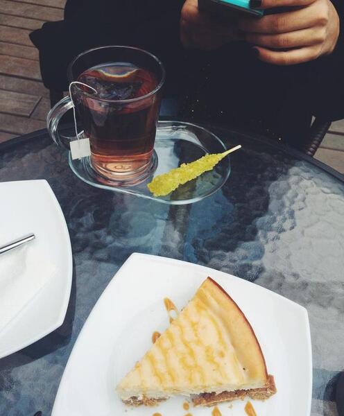 عکس کافه دونفره طبیعی