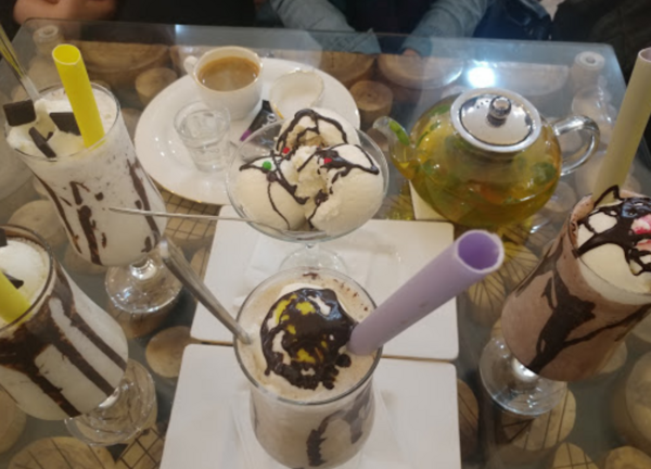 عکس کافه دونفره طبیعی