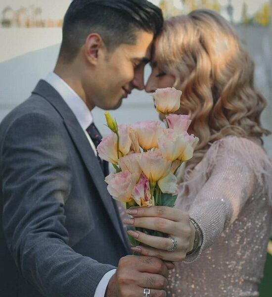 عکس دونفره با دسته گل