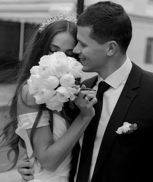 عکس دونفره با دسته گل