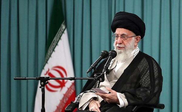 عکس پرچم اسرائیل زیر پای رهبر