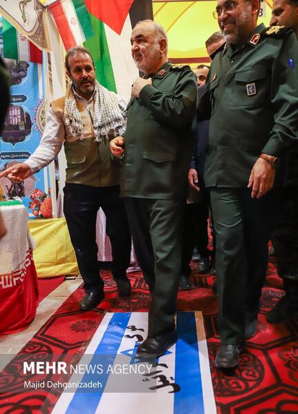 عکس پرچم اسرائیل زیر پای رهبر