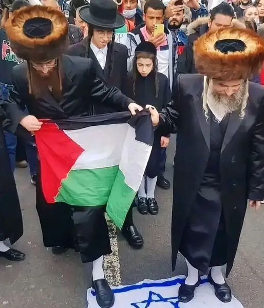 عکس پرچم اسرائیل زیر پای رهبر