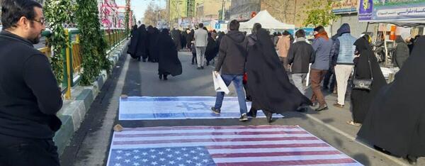عکس پرچم اسرائیل زیر پای رهبر