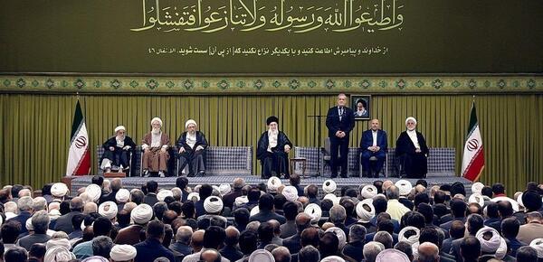 عکس پرچم اسرائیل زیر پای رهبر