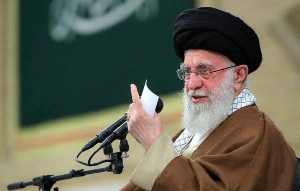 عکس پرچم اسرائیل زیر پای رهبر