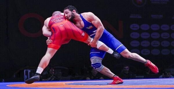 عکس آذرپیرا با پرچم فلسطین