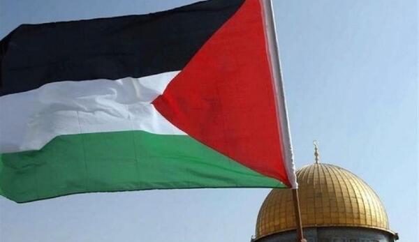 عکس آذرپیرا با پرچم فلسطین