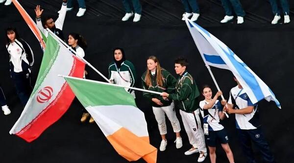 عکس آذرپیرا با پرچم فلسطین