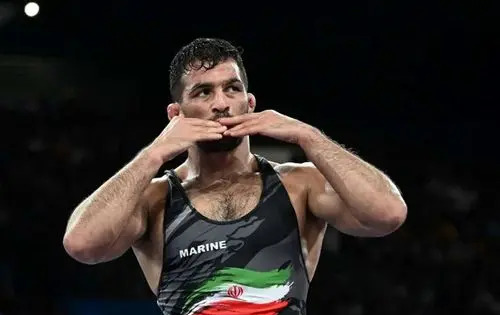 عکس آذرپیرا با پرچم فلسطین