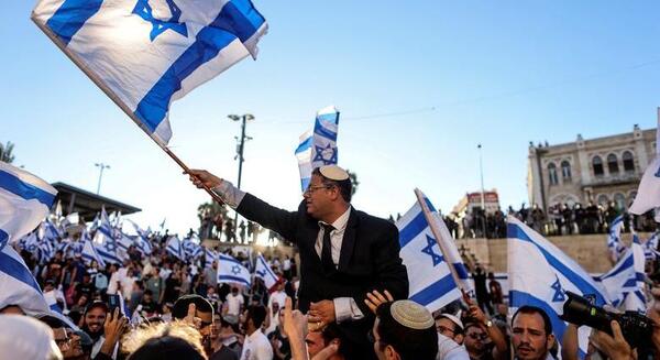 عکس آذرپیرا با پرچم فلسطین
