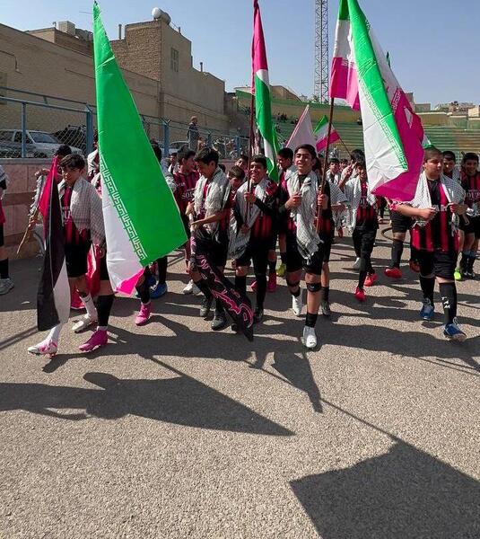 عکس آذرپیرا با پرچم فلسطین