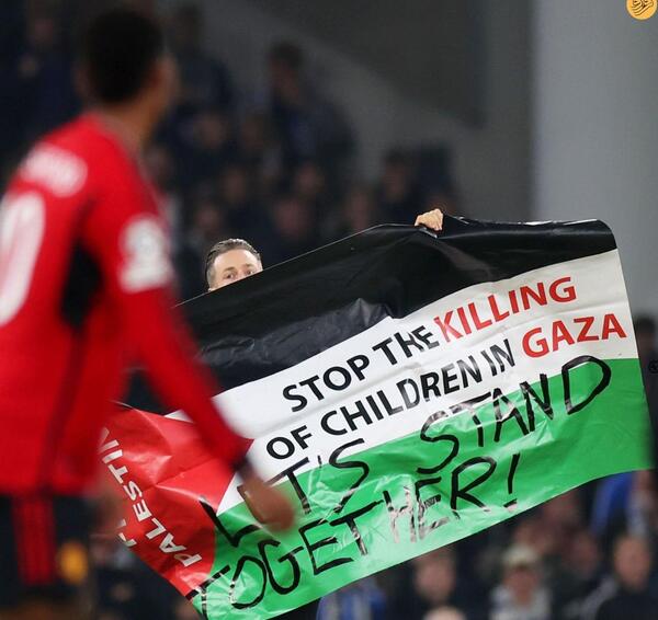 عکس آذرپیرا با پرچم فلسطین
