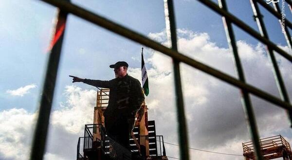 عکس حاج قاسم و پرچم فلسطین