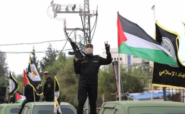 عکس حاج قاسم و پرچم فلسطین