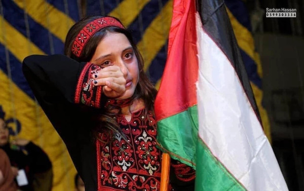 عکس دختر با پرچم فلسطین